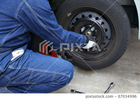 Work scene to replace normal tires with studless tires 87034996
