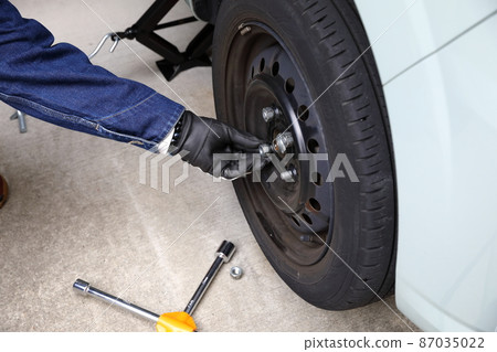 Work scene to replace normal tires with studless tires 87035022