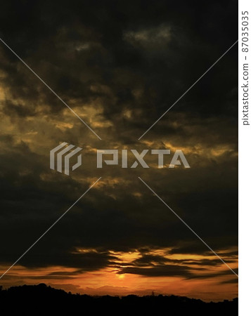 The chemical reaction of the sky that occurs when the sun sets 87035035