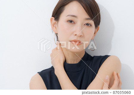 Female in her 30s portrait 87035060