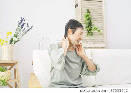 老年女性肩膀僵硬客廳 87035942