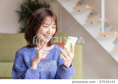觀看智能手機的婦女 觀看智能手機的婦女 87036143