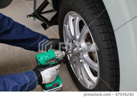 Work scene to replace normal tires with studless tires 87036280