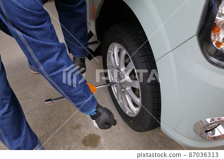 Work scene to replace normal tires with studless tires 87036313