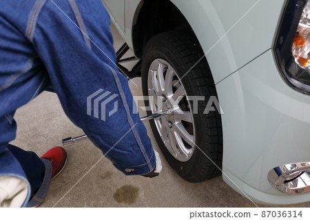 Work scene to replace normal tires with studless tires Work scene to replace normal tires with studless tires 87036314