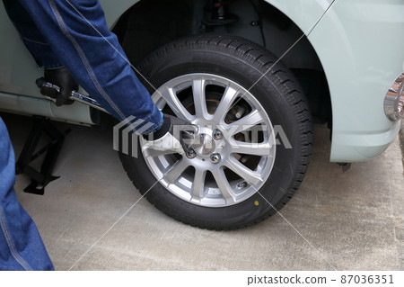 Work scene to replace normal tires with studless tires Work scene to replace normal tires with studless tires 87036351