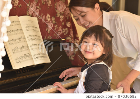 Girl learning the piano Girl learning the piano 87036682