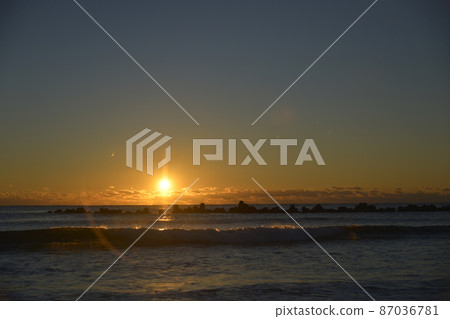 First sunrise seen from Maebara Beach, Kamogawa City, Chiba Prefecture ① 87036781