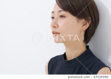 Female in her 30s portrait Female in her 30s portrait 87036990