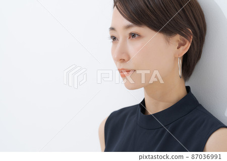 Female in her 30s portrait Female in her 30s portrait 87036991