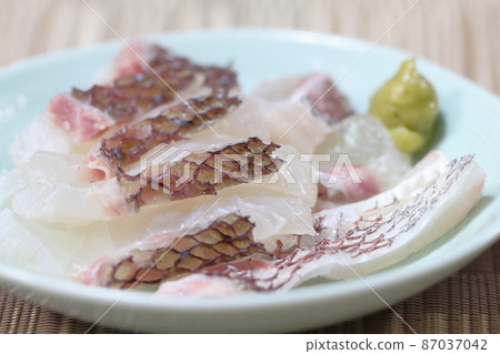 "Sashimi of red sea bream (hot water)" cultivated in Ehime prefecture, which is homely and simple and cooked at home 87037042