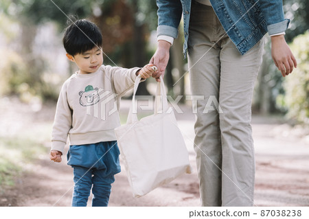 Parent-child / environmental problem image when shopping with my bag Parent-child / environmental problem image when shopping with my bag 87038238