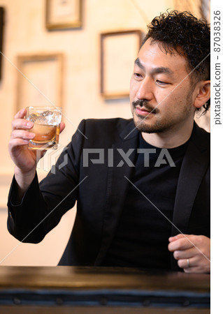 一個在酒吧喝威士忌的男人 一個在酒吧喝威士忌的男人 87038326