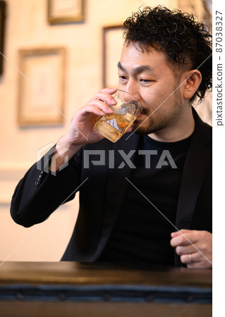 一個在酒吧喝威士忌的男人 一個在酒吧喝威士忌的男人 87038327