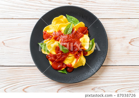 Ravioli with tomato sauce and basil 87038726