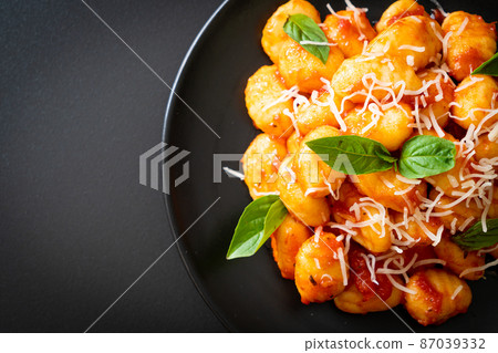 gnocchi in tomato sauce with cheese 87039332