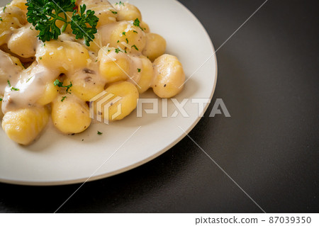 Gnocchi with mushroom cream sauce and cheese Gnocchi with mushroom cream sauce and cheese 87039350