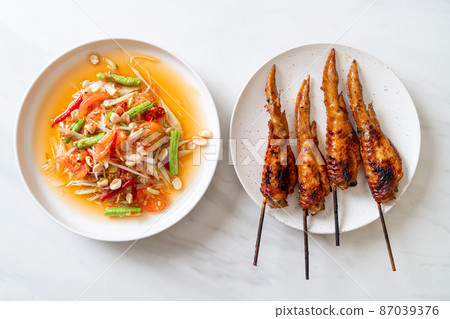 papaya spicy salad with grilled chicken papaya spicy salad with grilled chicken 87039376