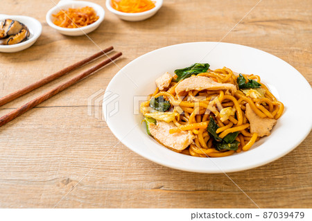 stir-fried yakisoba noodles with chicken stir-fried yakisoba noodles with chicken 87039479