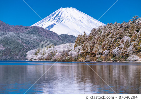 《Kanagawa Prefecture》 Mt. Fuji, Hakone Lake Ashi in the snowy landscape 87040294