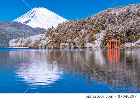 《神奈川縣》富士山、箱根蘆之湖雪景 《神奈川縣》富士山、箱根蘆之湖雪景 87040297