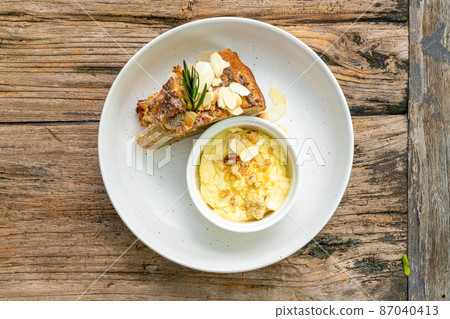 banana cake with cream cheese and crumble banana cake with cream cheese and crumble 87040413