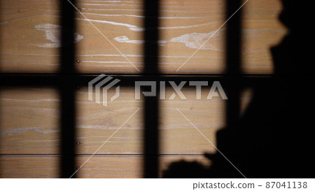 躲在陰影裡 躲在陰影裡 87041138