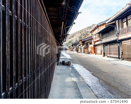 A view of Narai-juku in winter with a rich travel atmosphere. 87041490