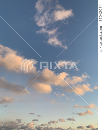 春天夕陽的天空 春天夕陽的天空 87042084