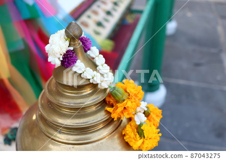 Brass top pillar and flower garland. 87043275