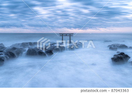 茨城縣常陸那珂市 大洗磯崎神社 粗糙的上磯鳥居的早晨 87043363