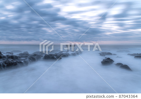 茨城縣常陸那珂市 大洗磯崎神社 粗糙的上磯鳥居的早晨 87043364