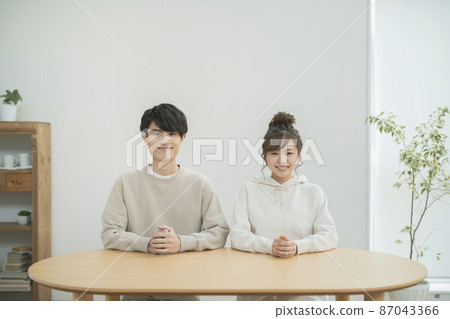 面帶笑容的年輕夫婦肖像 面帶笑容的年輕夫婦肖像 87043366