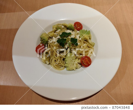 Basil sauce and vegetable pasta. It ’s delicious. Basil sauce and vegetable pasta. It ’s delicious. 87043848