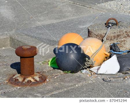Pit and floating buoy 87045294