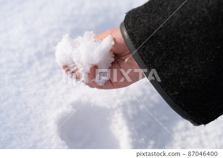 接觸雪的女性 87046400