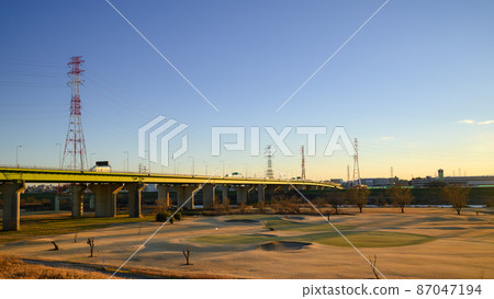 (Saitama Prefecture) Twilight scene, Sakitama Bridge and riverbed (Saitama Prefecture) Twilight scene, Sakitama Bridge and riverbed 87047194