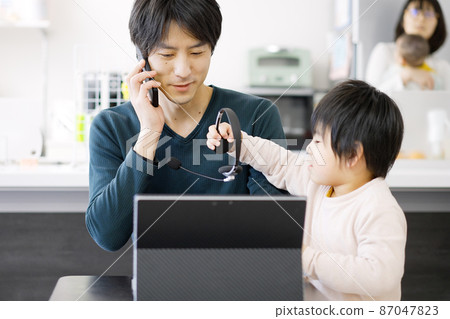 Asian man disturbed by children's telework 87047823