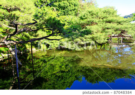 [Kyoto] The bright blue sky and fresh green reflected in the pond of Heian Jingu and Higashijinen in early summer 87048384