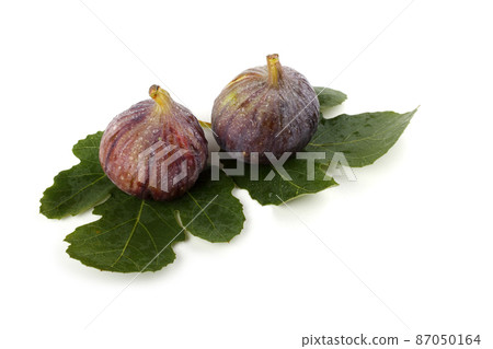 Figs on leaves 87050164