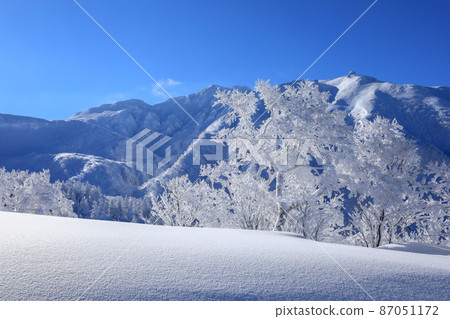 [北海道上富良野町] 霧凇、藍天和山景 87051172