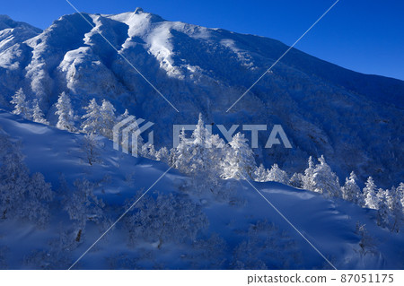 [北海道上富良野町] 霧凇、藍天和山景 87051175