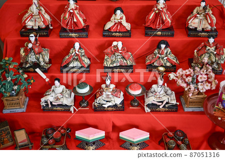 從媽媽那裡繼承來的雛娃娃和雛娃娃 從媽媽那裡繼承來的雛娃娃和雛娃娃 87051316