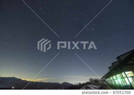 Oizumi-cho, Hokuto City, Orion in the south and the Winter Triangle. Haze below it (at Makiba Park) Oizumi-cho, Hokuto City, Orion in the south and the Winter Triangle. Haze below it (at Makiba Park) 87051700