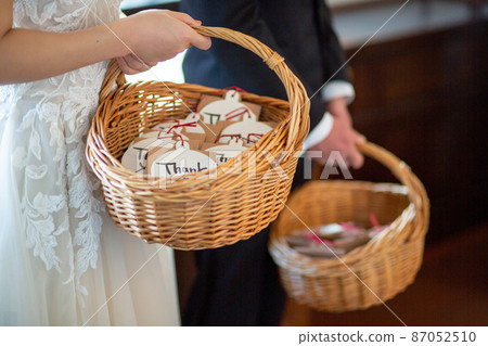 Bride and groom giving a small gift to see off the wedding 87052510