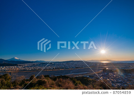 (Shizuoka Prefecture) Abe River and Shizuoka Cityscape Mt. Fuji Sunrise 87054859