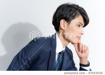 Portrait of a young man in a suit with a white background 87055038