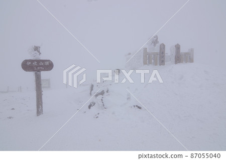 The top of Mt. Ibuki where you cannot see 3m ahead due to snow 87055040