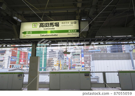 山手線高田馬場站月台和都市風景 東京都新宿區 87055059