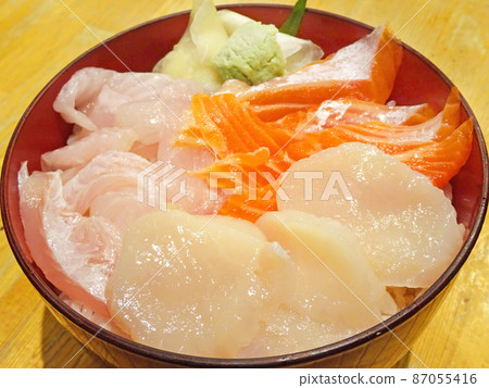 Seafood bowl, three-color bowl, scallop, salmon, sea bream Seafood bowl, three-color bowl, scallop, salmon, sea bream 87055416
